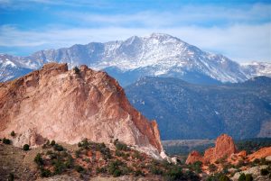 pikes_peak_from_garden_of_the_gods